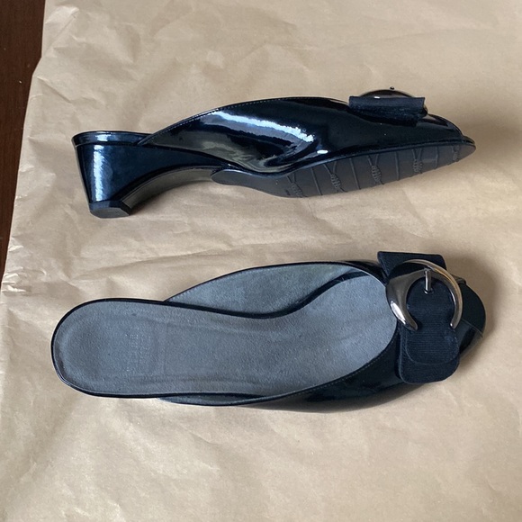 03:05 - Vintage Stuart Weitzman Black Patent Slides - Picture 3 of 17